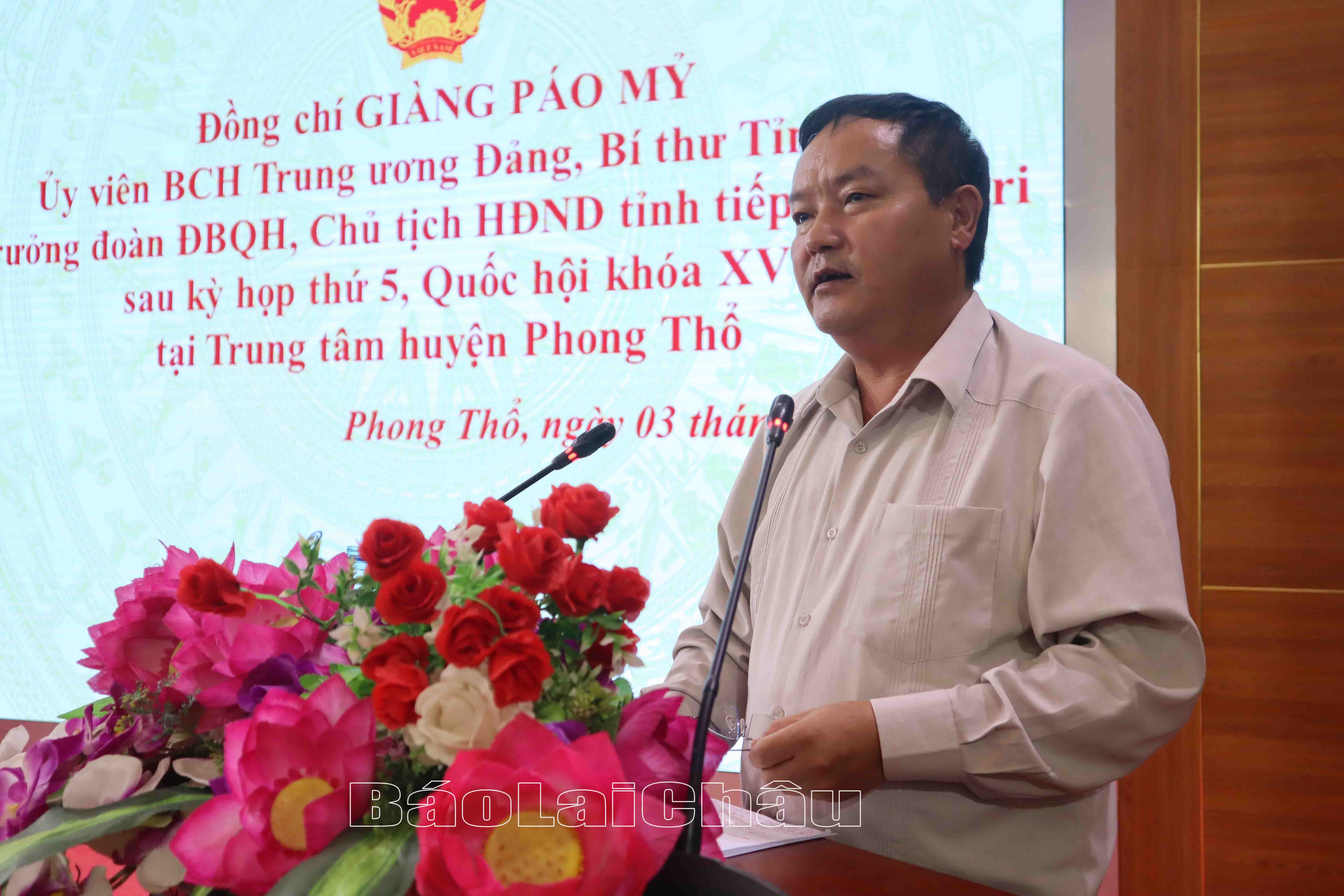 Đồng chí Giàng A Tính - Ủy viên Ban Thường vụ Tỉnh ủy, Phó Chủ tịch UBND tỉnh trả lời ý kiến của cử tri thuộc thẩm quyền.